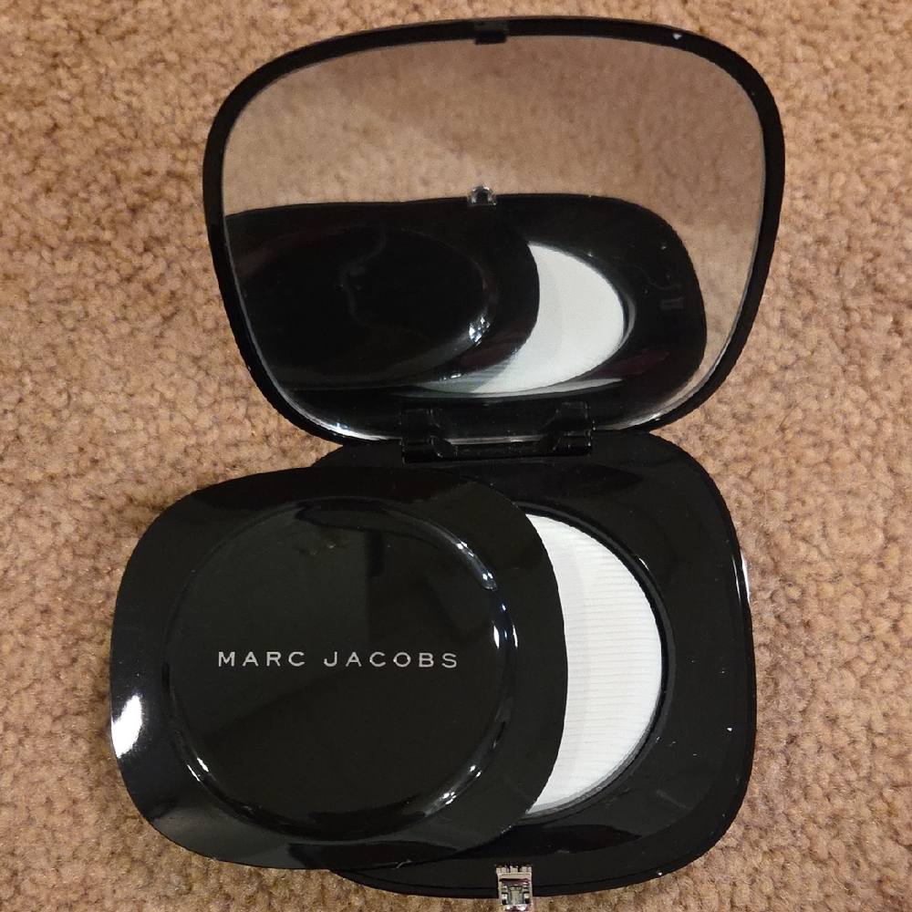 Marc Jacobs Perfection Powder #100 Finish Line